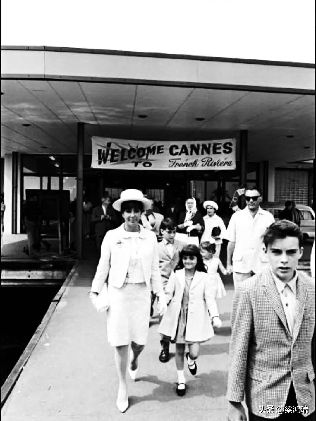 这张照片记录了影星伊丽莎白·泰勒（Elizabeth Taylor）与理查德·伯