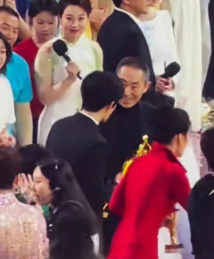 张艺谋拥抱易烊千玺张艺谋祝贺易烊千玺张艺谋祝贺易烊千玺易烊千玺百花奖最佳男主