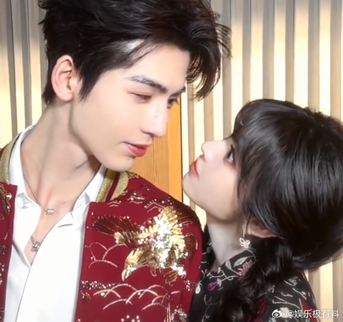 张凌赫田曦薇对视心动狙击征玉情头  逐玉心动时刻！张凌赫田曦薇对视氛围感爆棚，征