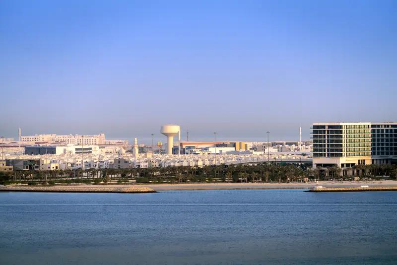 3月9日消息，巴林国家石油公司（Bapco）的炼油厂遭到伊朗袭击，现场浓烟弥漫。