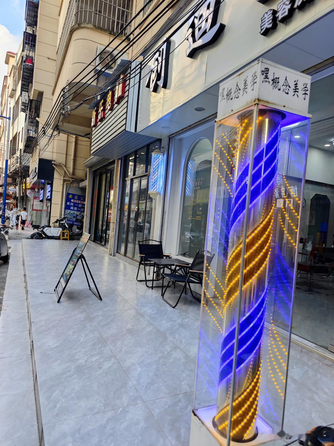 现在开店做什么生意合适？

从我们小区大门到菜市场100多米距离的沿街商铺，居然