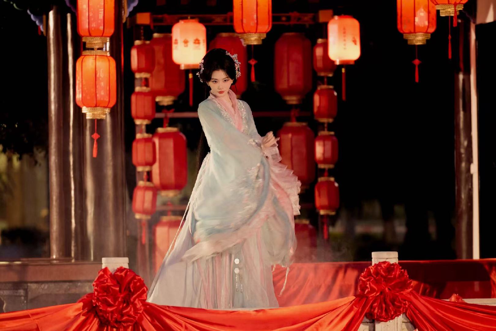 孔雪儿鼓上舞舞台孔雪儿袖翩翩鼓上舞孔雪儿袖翩翩鼓上舞孔雪儿