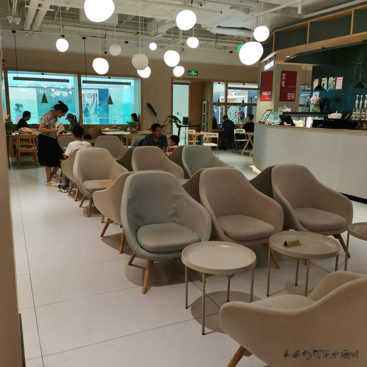  
北京坊这家书店是由“孤独图书馆”董功设计的，五一想错峰出行就选择了这个，简直