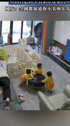 电视突然喊小名，男子瞬间惊醒
 一男子正窝在沙发上打盹，睡得迷迷糊糊时，电视里突