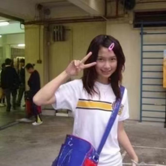 13岁的Angelababy，那时候同学都说她从小的美人胚子。 ​​​
