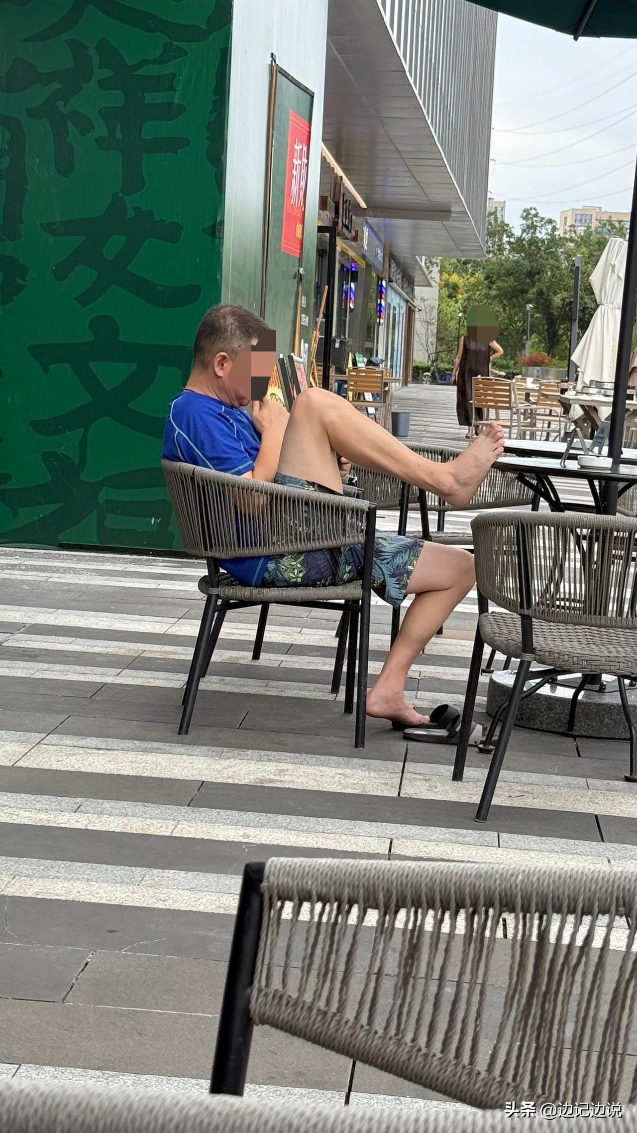 深深理解星巴克“不消费不欢迎”的规定，像图片这种人真是太多太多了，还有很多大爷大