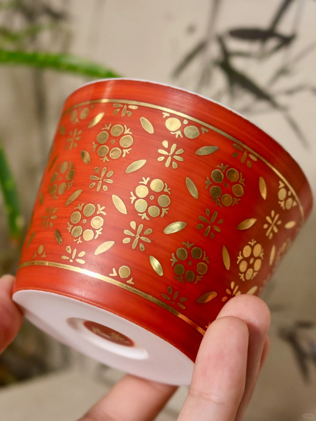 上新预告｜六尺珍品·矾红描金团花纹猪口杯～