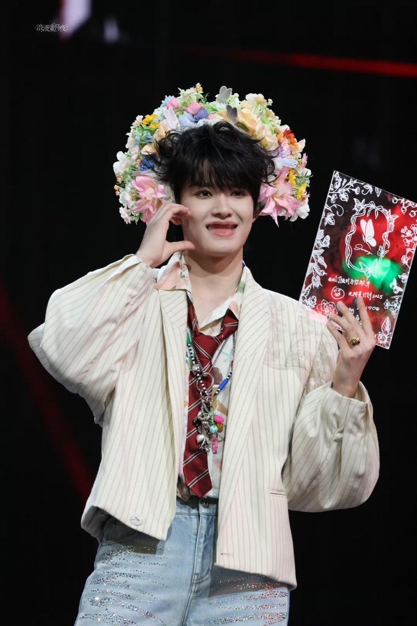 娱乐[超话]张极簪花张极簪花look 张极簪花，好美！ ​​​
