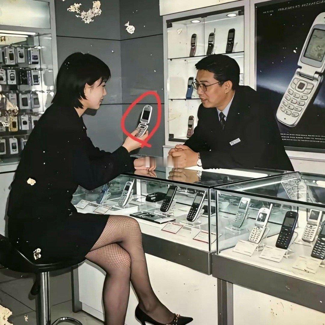 2004年深圳华强北 买手机的女白领 