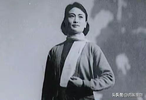 1949年12月，堆堆叠叠的20多具红岩烈士遗体被从渣滓洞附近的电台岚垭荒草地里