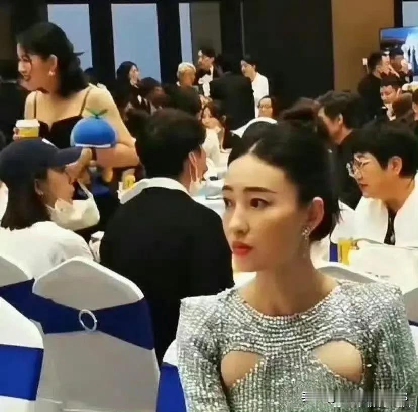 设计师在裁剪时，把两个洞洞的位置搞错了，这真是让人哭笑不得。不过王丽坤的衣品眼光