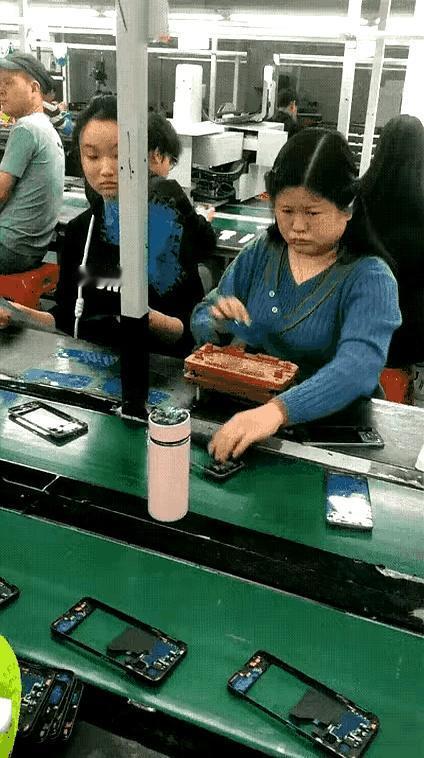 夜班铃一响，车间像被推着走，才看清一个尴尬的真相：脸好，是省力的通行证。
电子厂