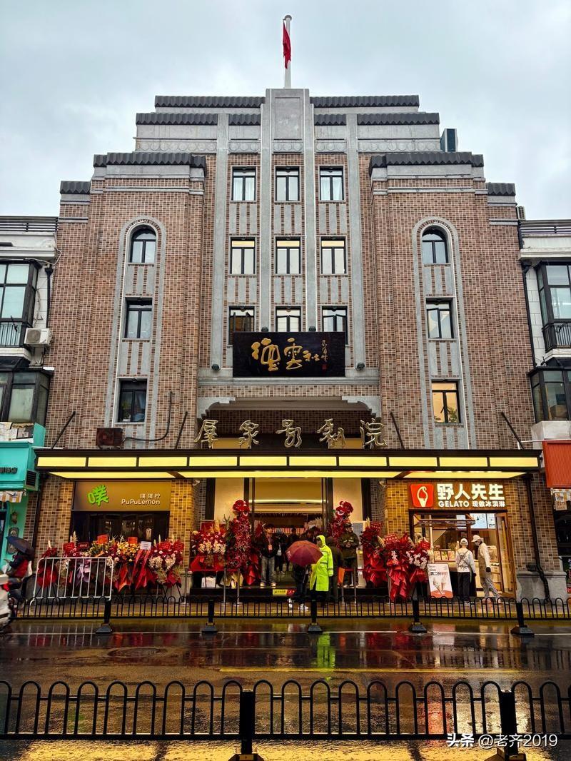 毫无疑问，会！
郭德纲之前，牛群冯巩把现代相声推向了高峰，但他们自己都讲：相声走