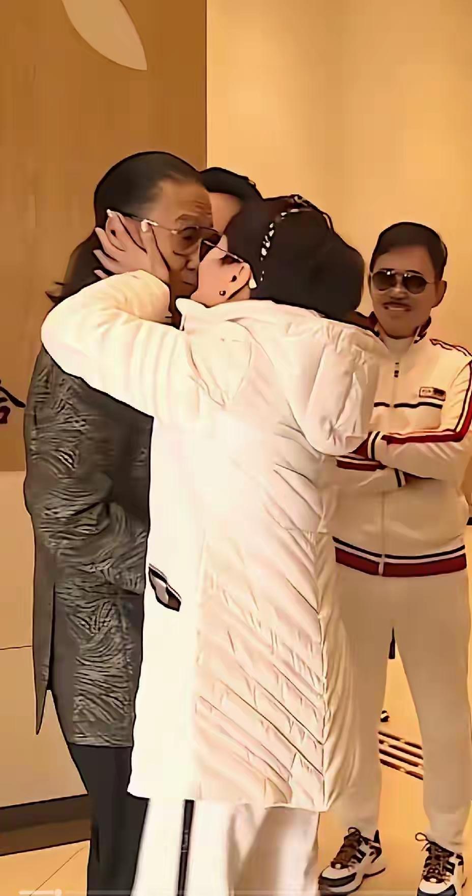偷偷亲谢贤这位老奶奶是谁？
她的身材很苗条，就算是林青霞、王祖贤见了都是望尘莫及