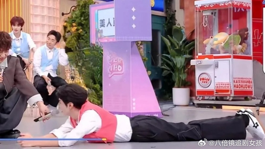 没人觉得远的腿很长吗真想看看陈哲远的腿到底有多长 这个身材比例真的太好了吧（腰也