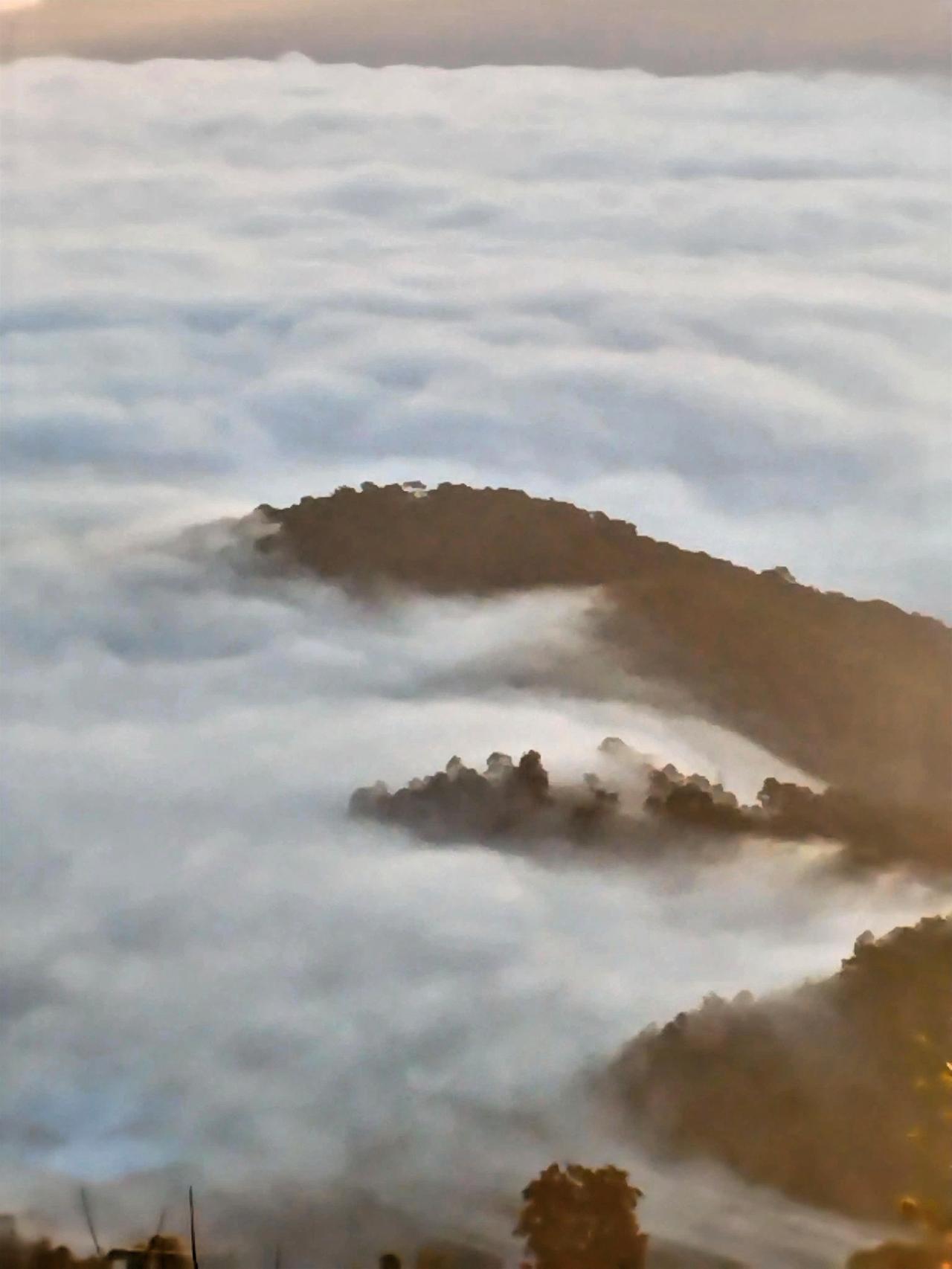 云海之上，隐隐约约能看到的岛屿，如梦似幻。岛屿在云海间若有若无，好似被大自然藏在