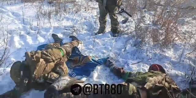 然后网友问 俄方发的 打乌军展旗者的视频
老实说 我也不能判断位置，双方配文都可