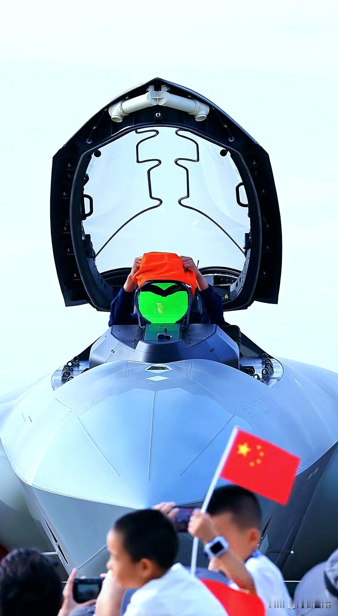 歼-20（威龙）的“绿色魔镜”——第三代单片式衍射平视显示器（HUD），堪称歼-