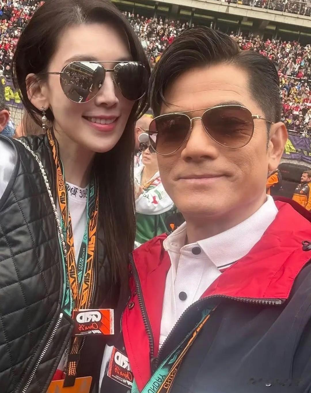 陈若仪晒F1无美颜合影，60岁郭富城鬓角白发、皱纹清晰可见，真实状态引热议。