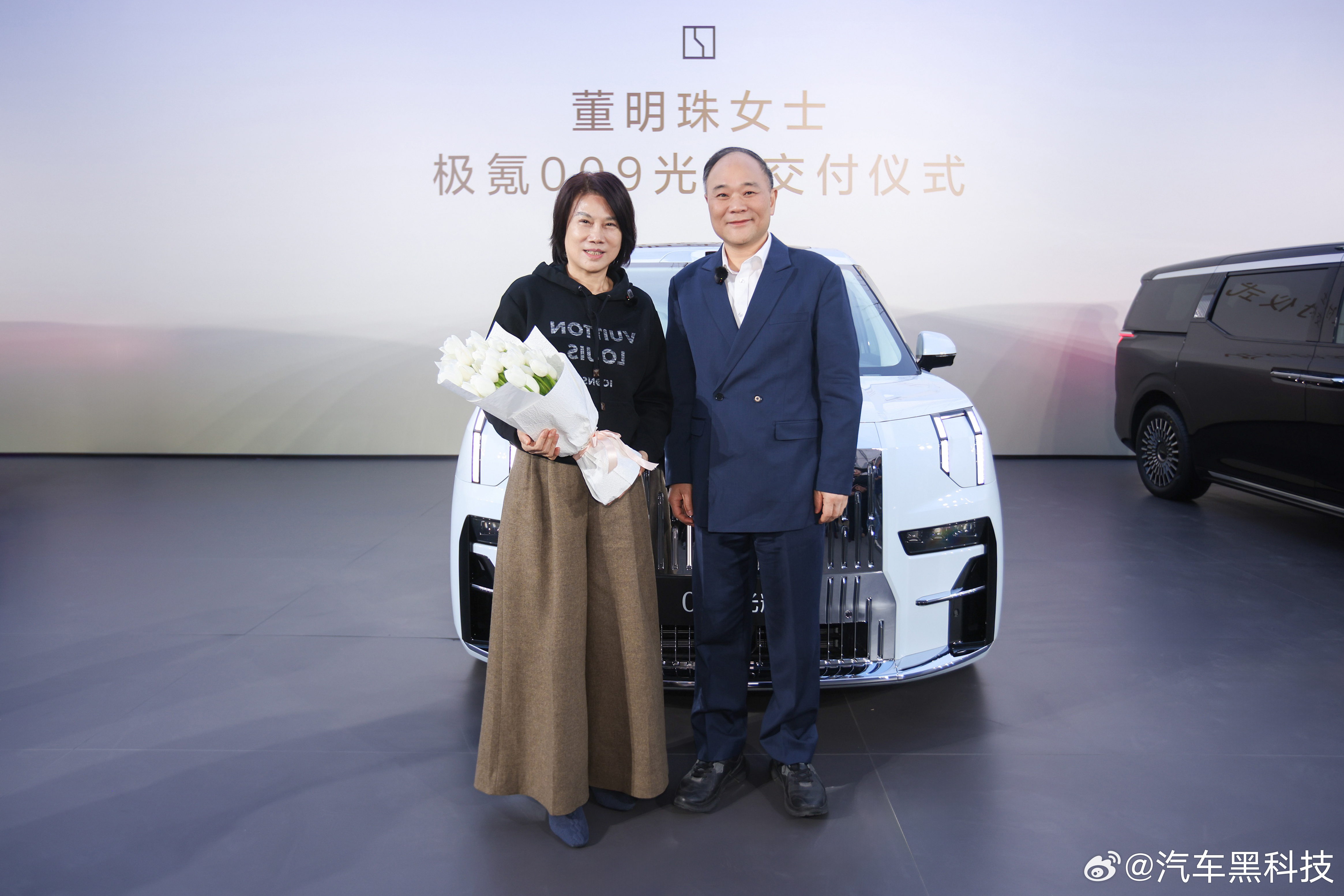 董明珠带货极氪009 近日，董明珠喜提极氪009光辉 ，不仅如此，据说，她还给身