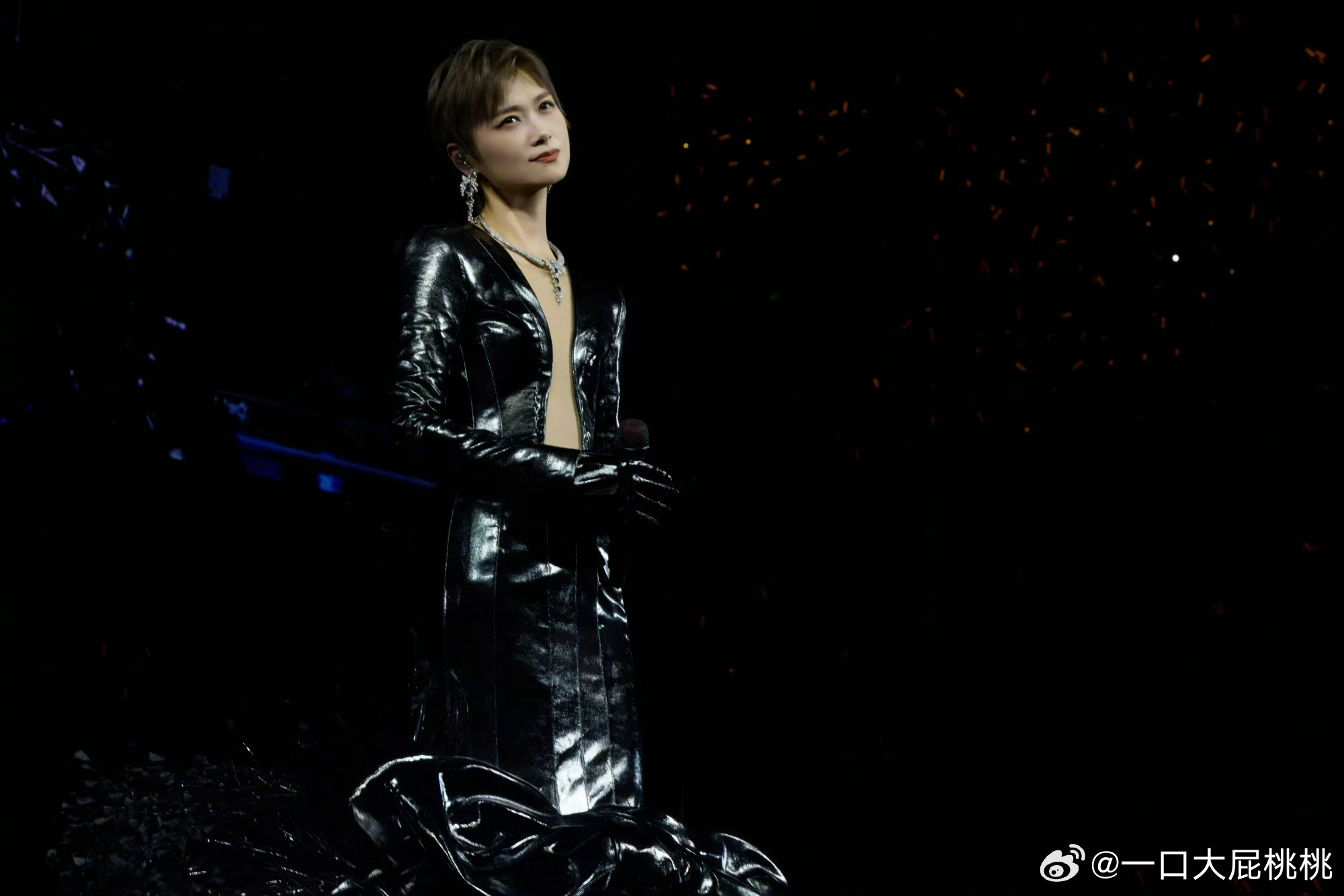 李宇春「皇后与梦想」巡演北京收官站，上身了一套重达64斤的Germanier 2