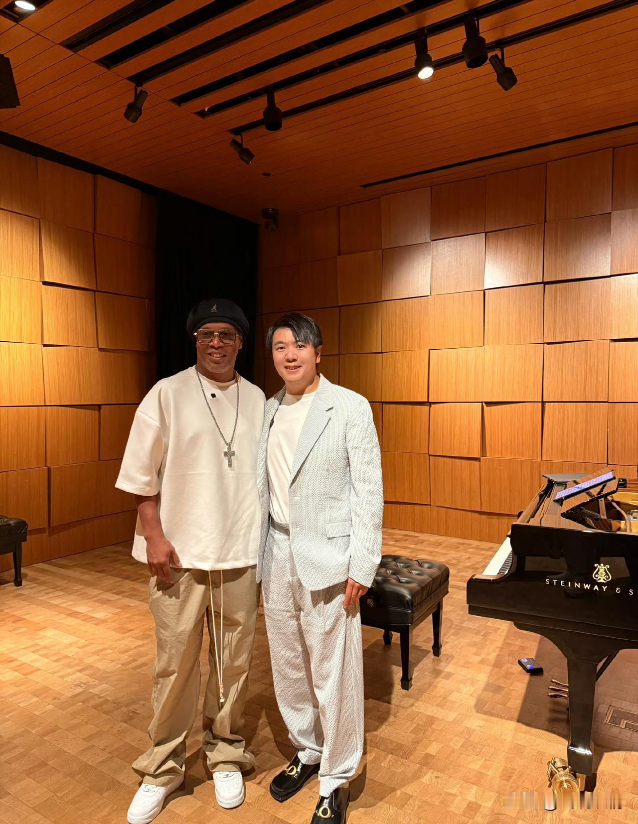 郎朗纽约与罗纳尔迪尼奥惊喜同框！
7月18日，郎朗晒照分享在纽约遇见老朋友——传