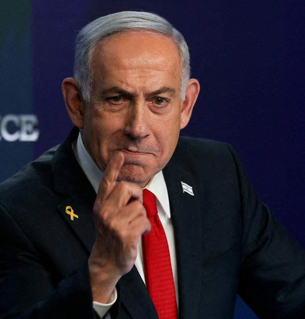 以色列总理内塔尼亚胡在空袭伊朗后的首次发布会上，一边吹嘘“伊朗已今非昔比”，一边