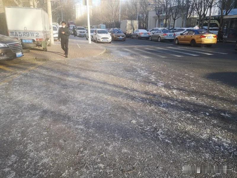 今天下大雪了，路面都是雪。老师早上发消息，可以居家学习。

我直接在班级群发了，