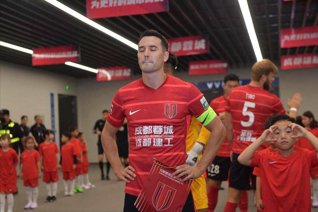 新赛季对成都蓉城实力影响最大的是周定洋离队。截至目前，上赛季前五的球队，既没有归