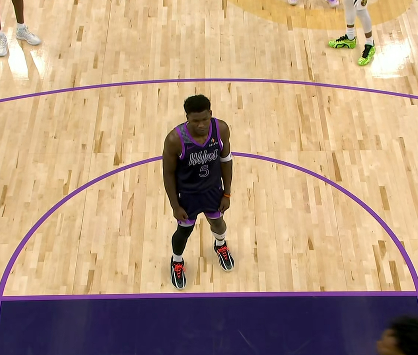 我宣布：狼队不再克掘金了（0-2）爱德华兹以后别穿这个紫色了，很扎眼！他们好不容