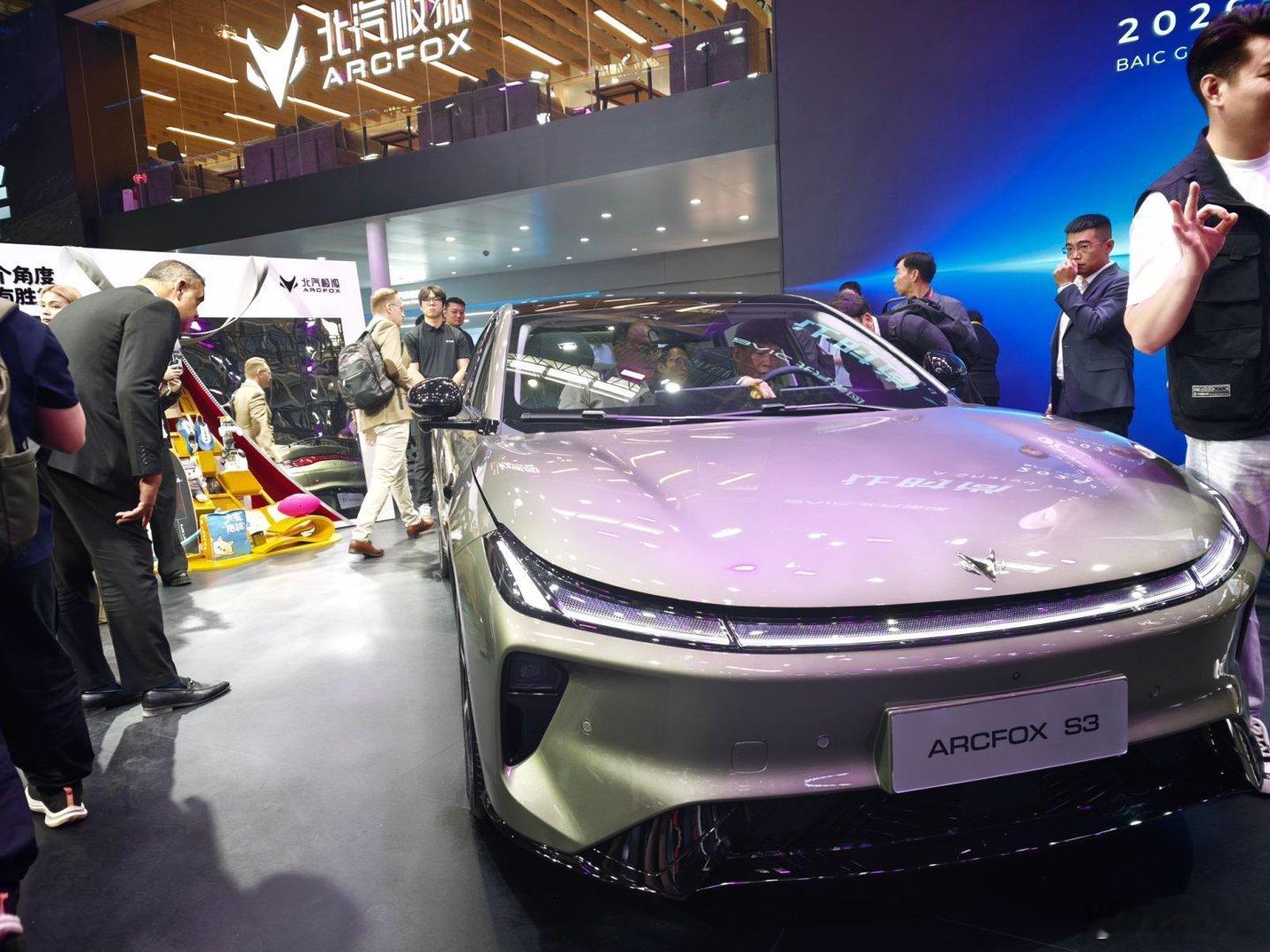 在北京车展，极狐带来了全新车型S3，方方面面的配置都特别有诚意！近5米车身+近2