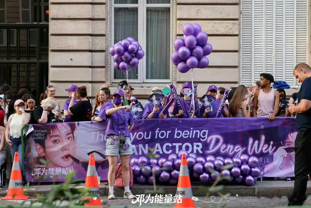 邓为巴黎看秀人气邓为巴黎时装周人气太有排面了！巴黎秀场外遍地紫色应援，钻石跨越山