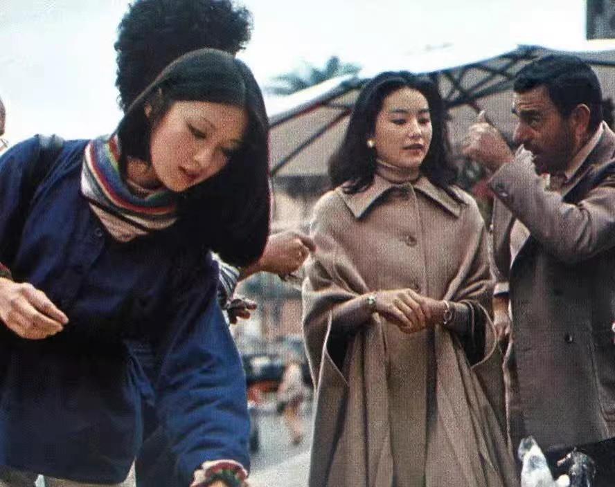 1977年罗马广场，林青霞拽着胡因梦卷到骨踝的裤脚笑——没人知道，这俩姑娘当天的