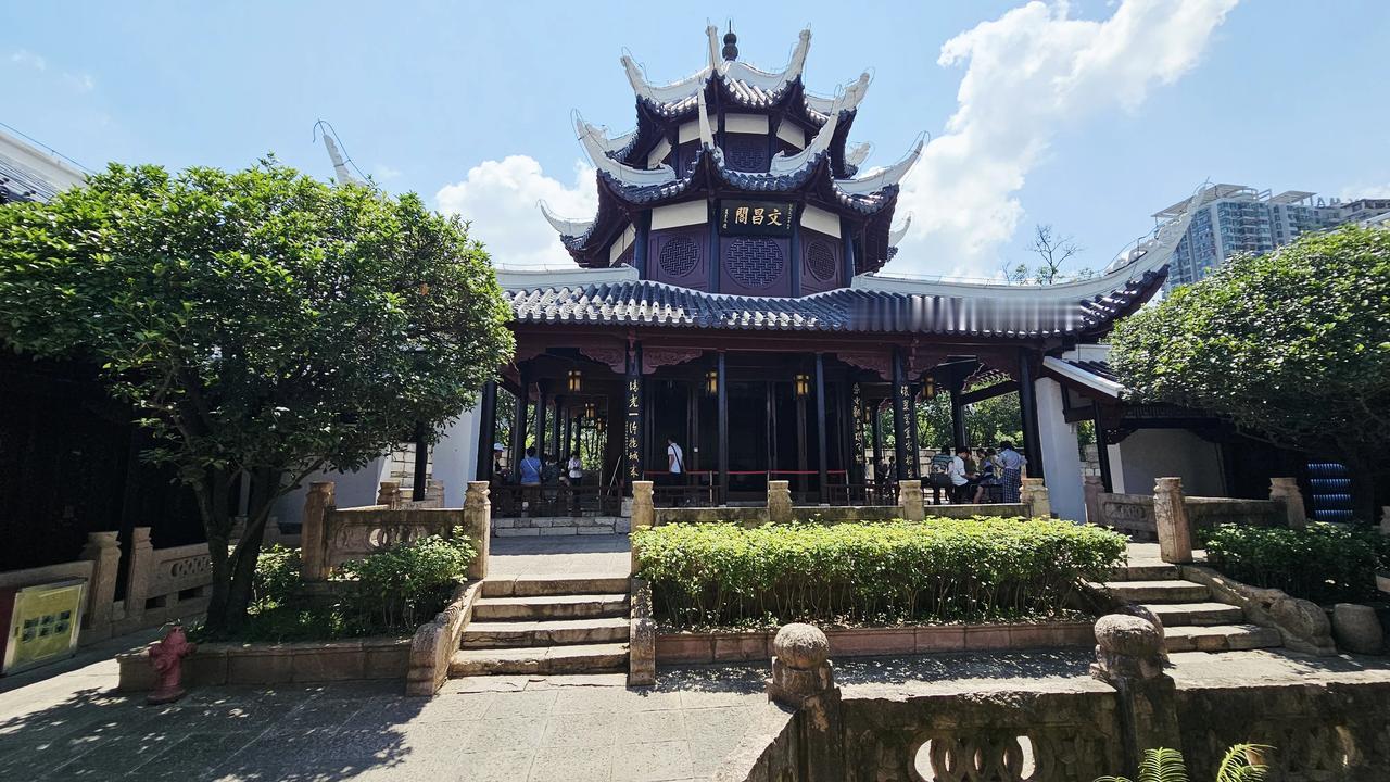 “三层九角破天工，一阁横绝华夏中”——镜头掠过贵阳老东门古城墙，聚焦于月城之上这