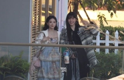 高叶祝绪丹宋妍霏把饭撒当军训被这三位女明星萌晕！片场捕捉镜头超迅速，秒切模式集体