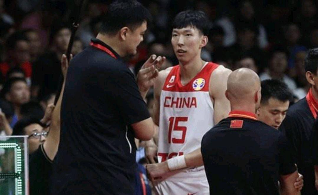 错怪姚明了！力挽狂澜出手拉周琦一把，英雄惜英雄令人感动。

最近中国男篮安排短期