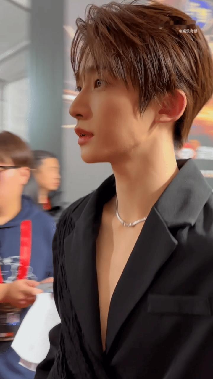 刘宇这深v深得有点不管我死活了。。🥵💥  ​​​