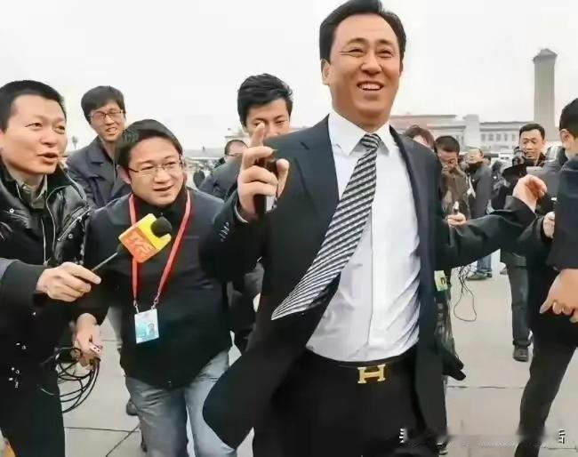 许家印被判无期，俩儿子一个也没逃脱干系

老大许智健，清华MBA毕业，攥着加拿大