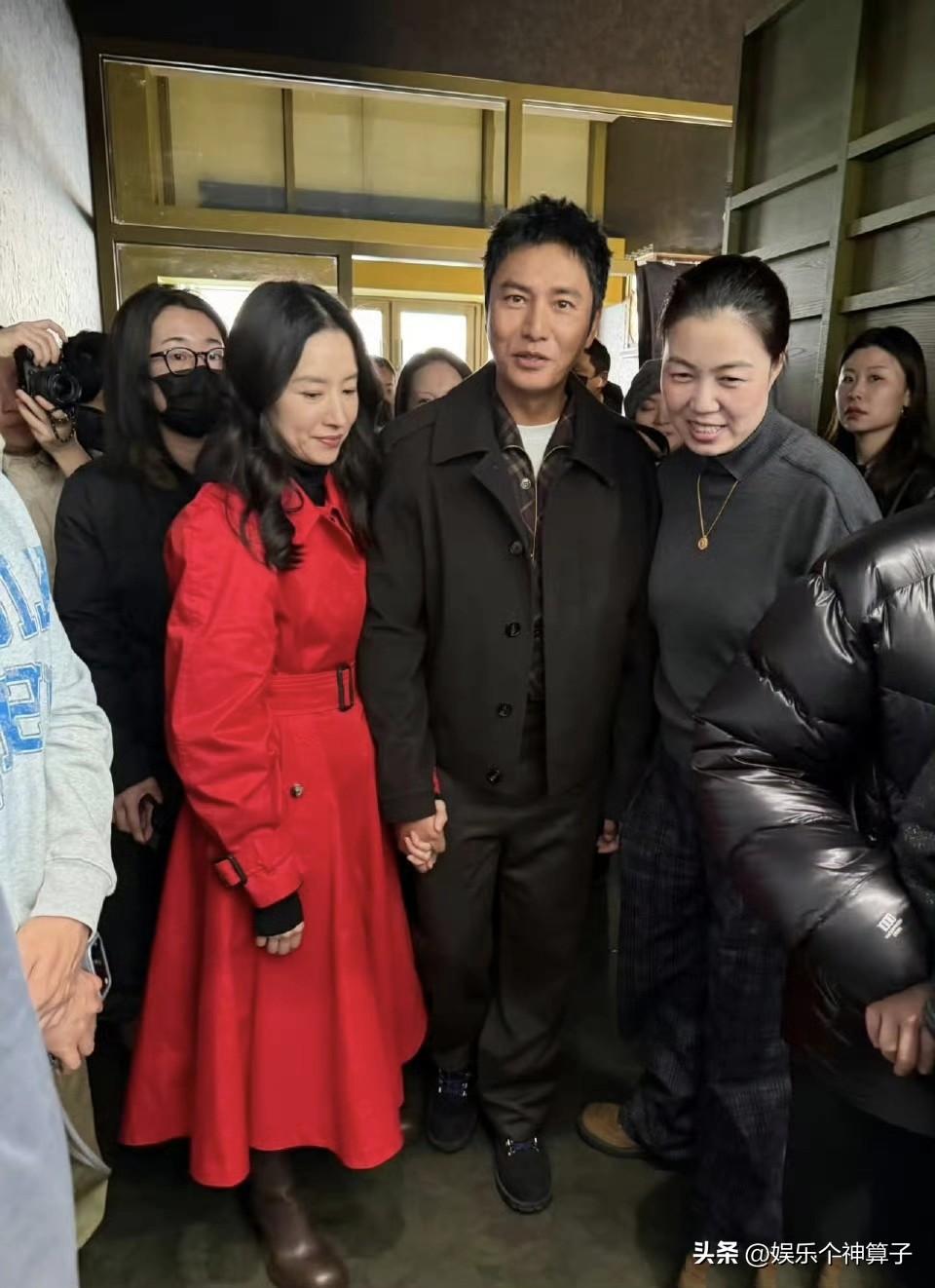 陈坤董洁牵手同框，两人的状态，感叹岁月不饶人！
1月15日，据媒体报道，陈坤和董