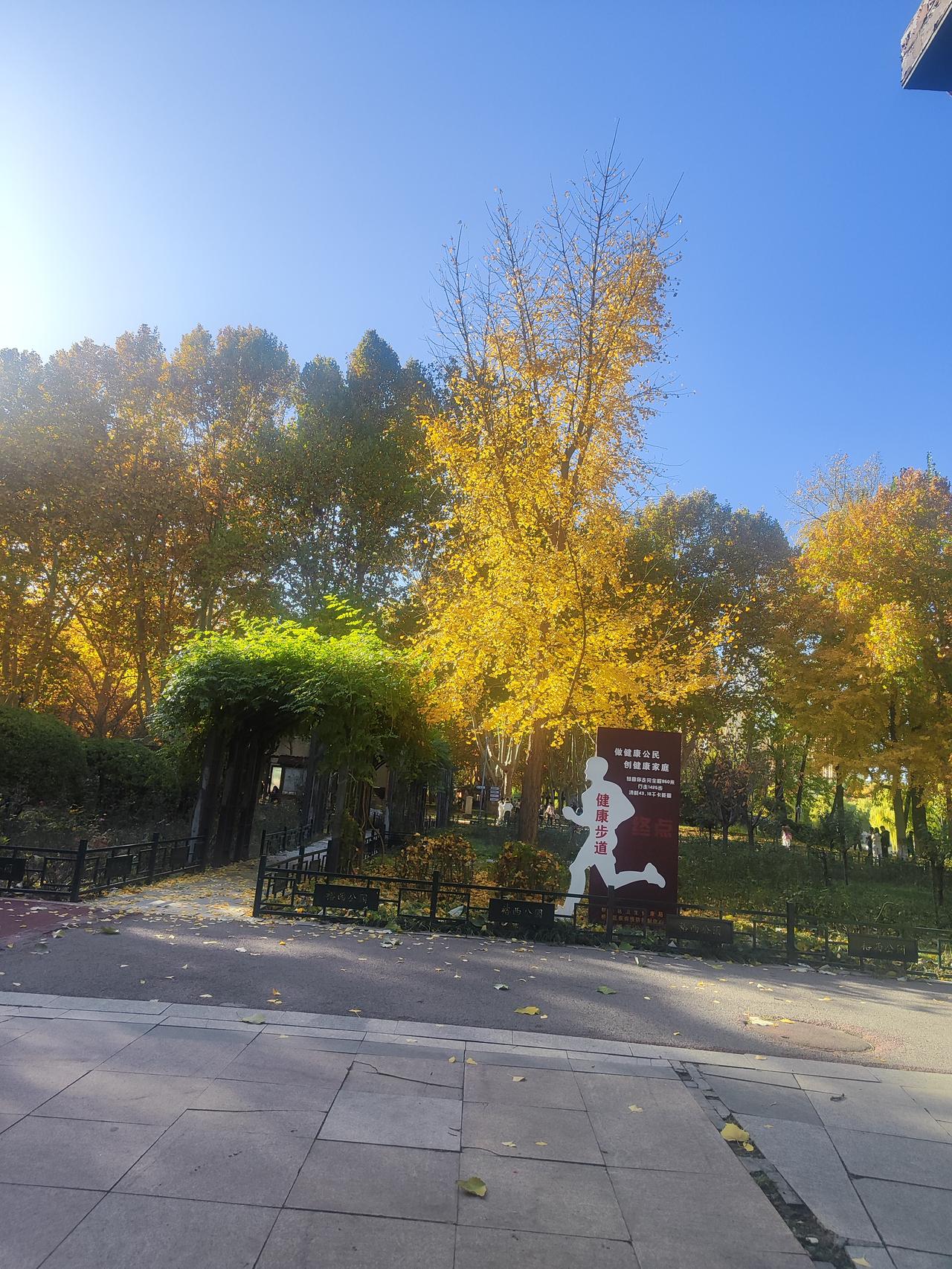 每月2000退休金够养老吗?不管够不够花，有总比没有好。只能说每月2000退休金