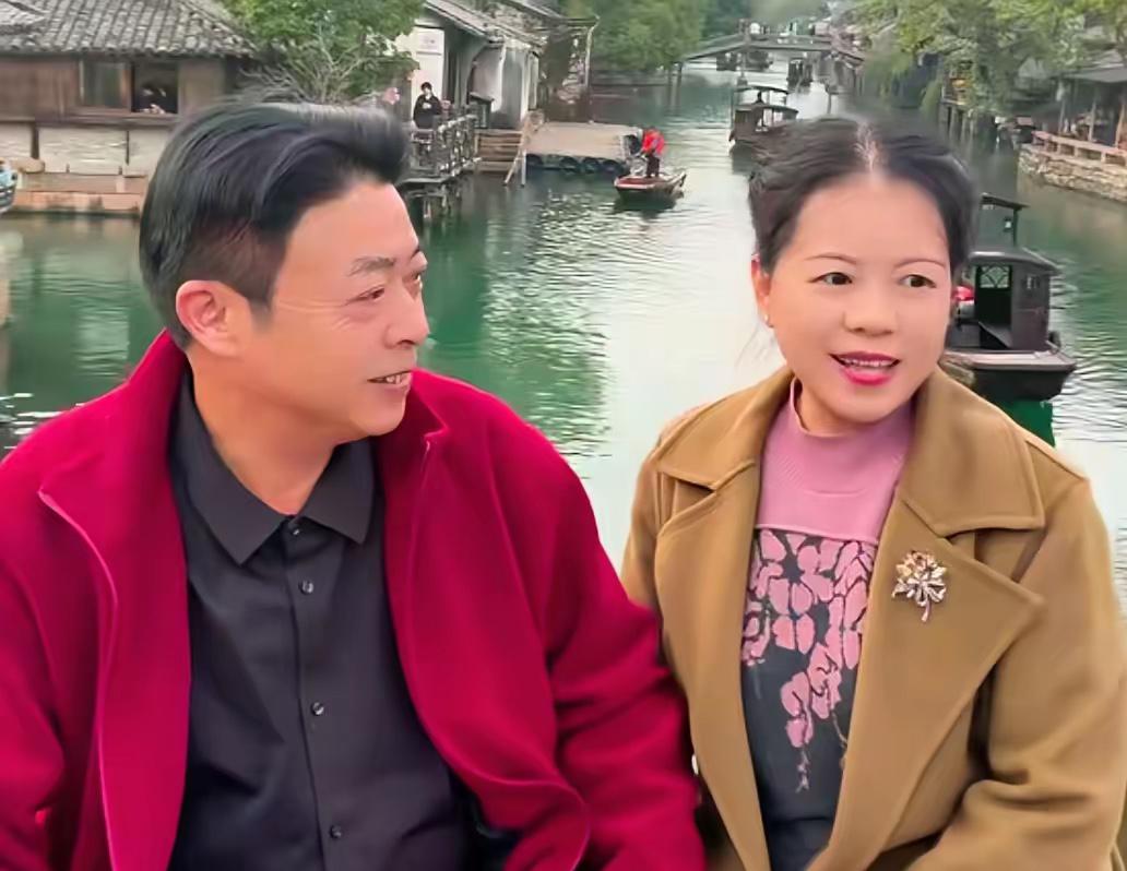 许妈姚爸浙江撒糖！
手挽手散步笑出褶，34年珍珠婚甜哭网友！

刷到许妈姚爸新视