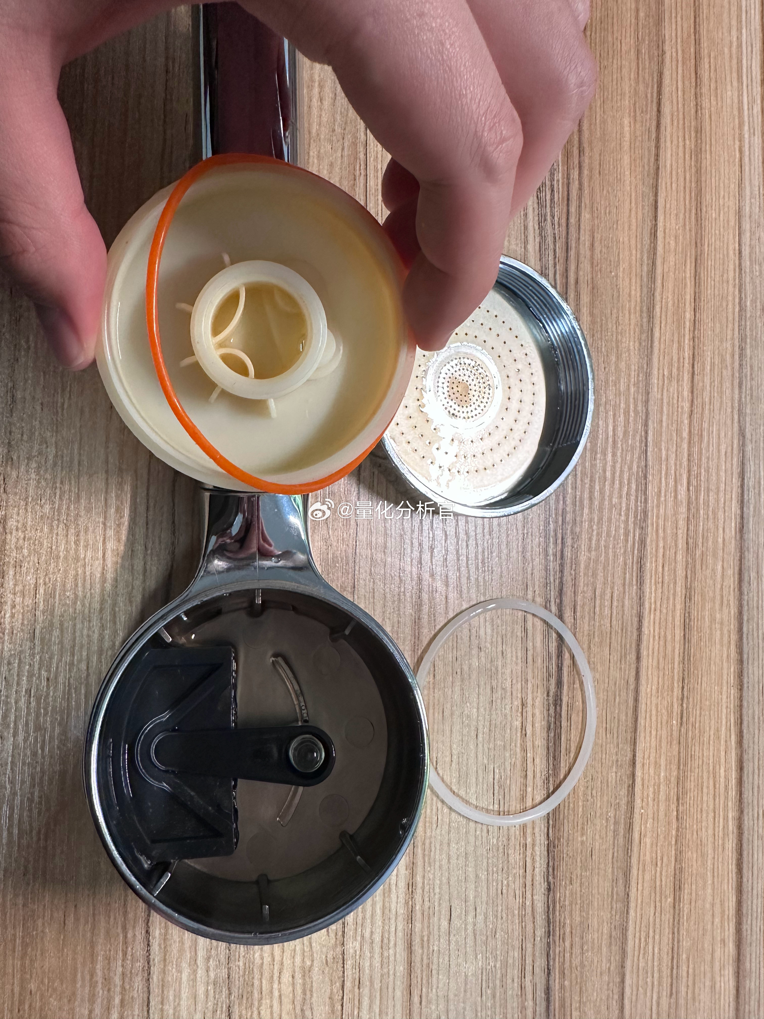 你家遇到过花洒🚿故障的问题吗？这段时间淋浴花洒的水流经常从边缘漏出来，导致洗澡