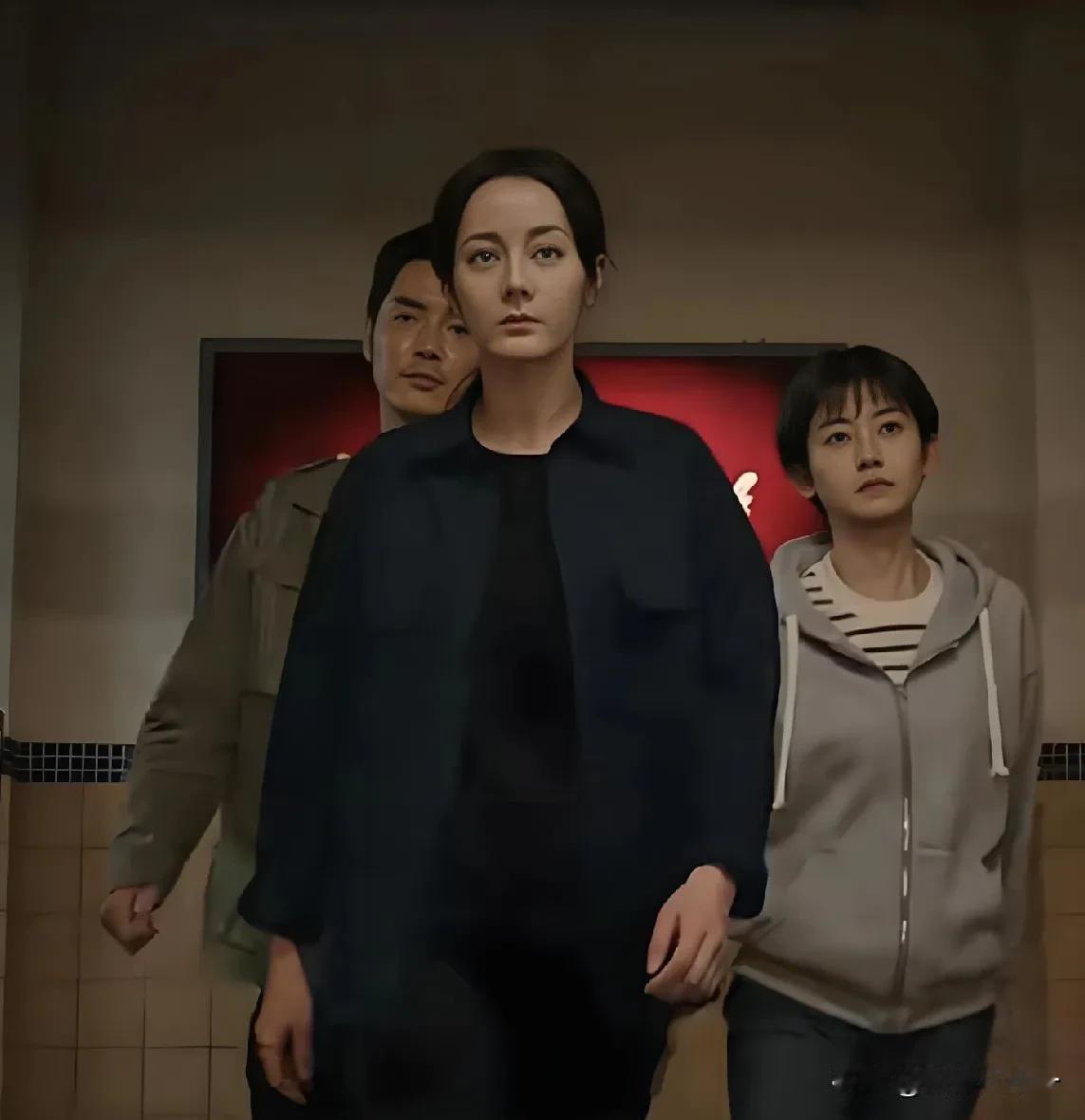 连看两集《利剑玫瑰》，

男主帅女主美养眼组合很吸睛，

可还是有一个不尽如人意