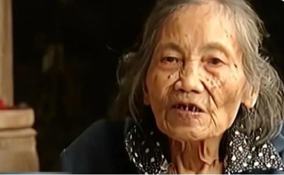 07年四川91岁老太扭伤腰，就医检查却发现怀孕，这是怎么一回事？
 
老人名叫黄
