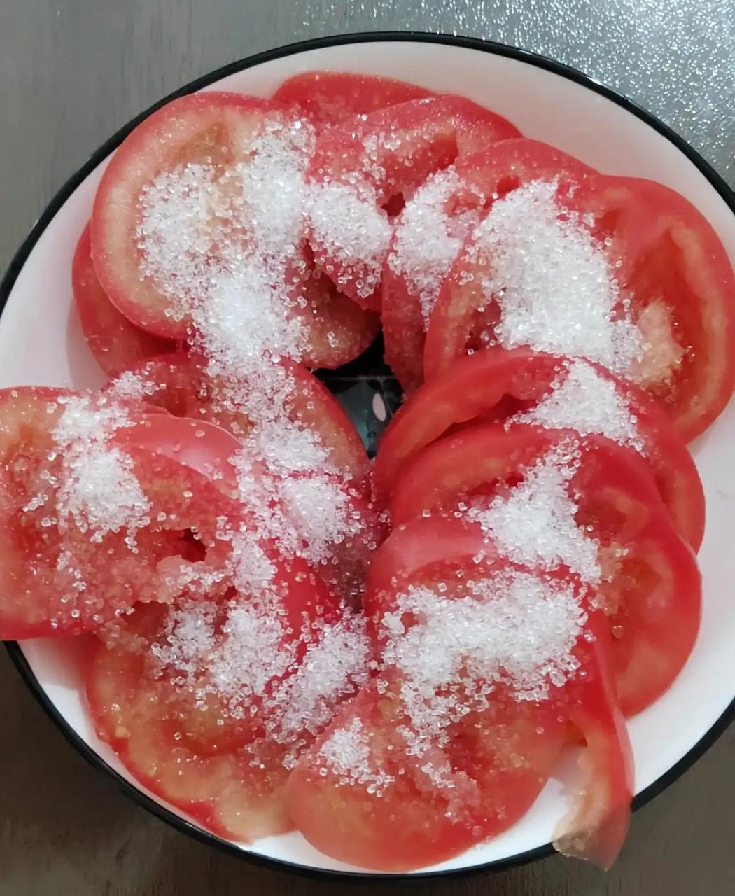 西红柿加白糖,有喜欢的吗?
我喜欢在地里的西红柿一点点变红时就开始摘来做这个凉拌