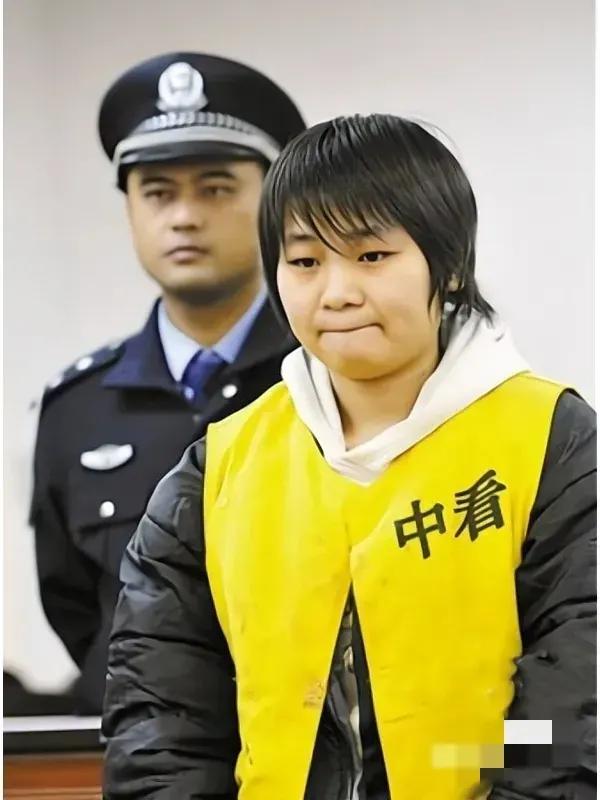 2010年，“弑父杀母”的齐萍萍，站在法庭上，留下的一张罕见的镜头，齐萍萍看起来