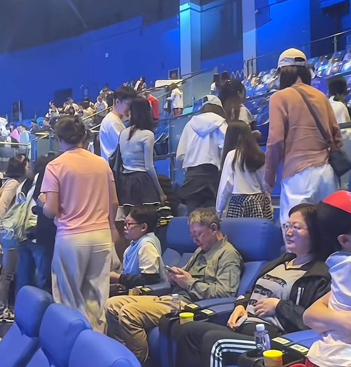 佟丽娅和董璇，真的是让人羡慕的闺蜜情，这不过年又聚在了一起。
近日，多位在海南三