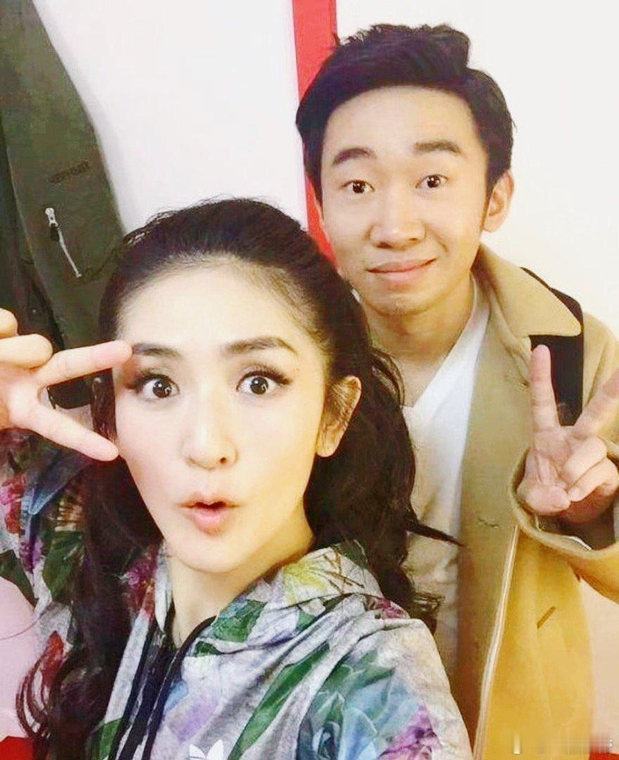 谢娜杨迪用错杯子去后台吐了哈哈哈，谢娜还以为那个杯子是张杰的呢。不过也不用那么大