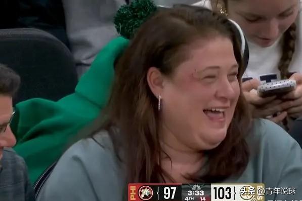 这球迷受伤了还这么开心！原来如此！

今天凯尔特人队主场对阵76人队的比赛中，埃