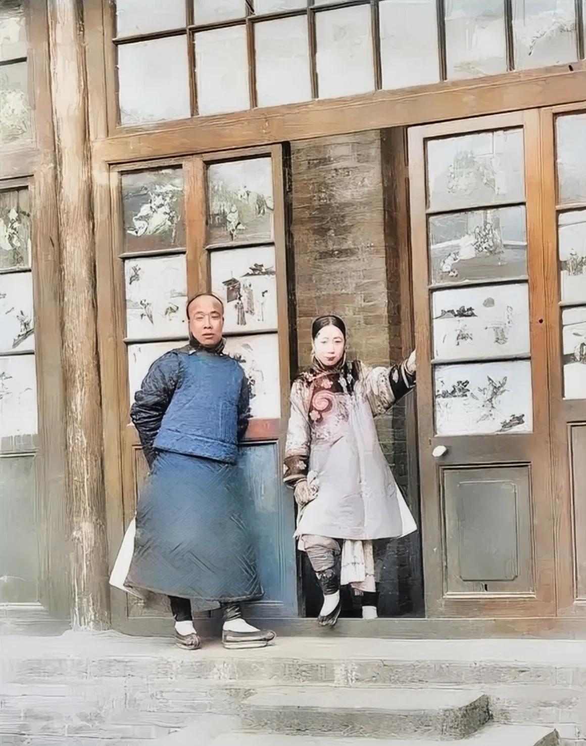1910年，一个风尘女子，和顾客罕见的合影，照片中的这个女子年龄不大，倚靠在门框